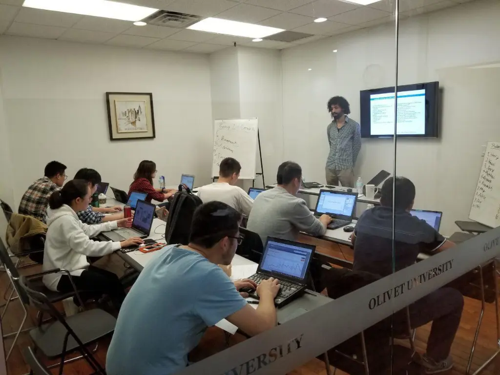 Business School Opens Marketing Management and Macroeconomics for Fall Quarter